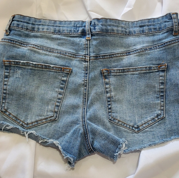 Distressed denim shorts - Picture 3 of 4